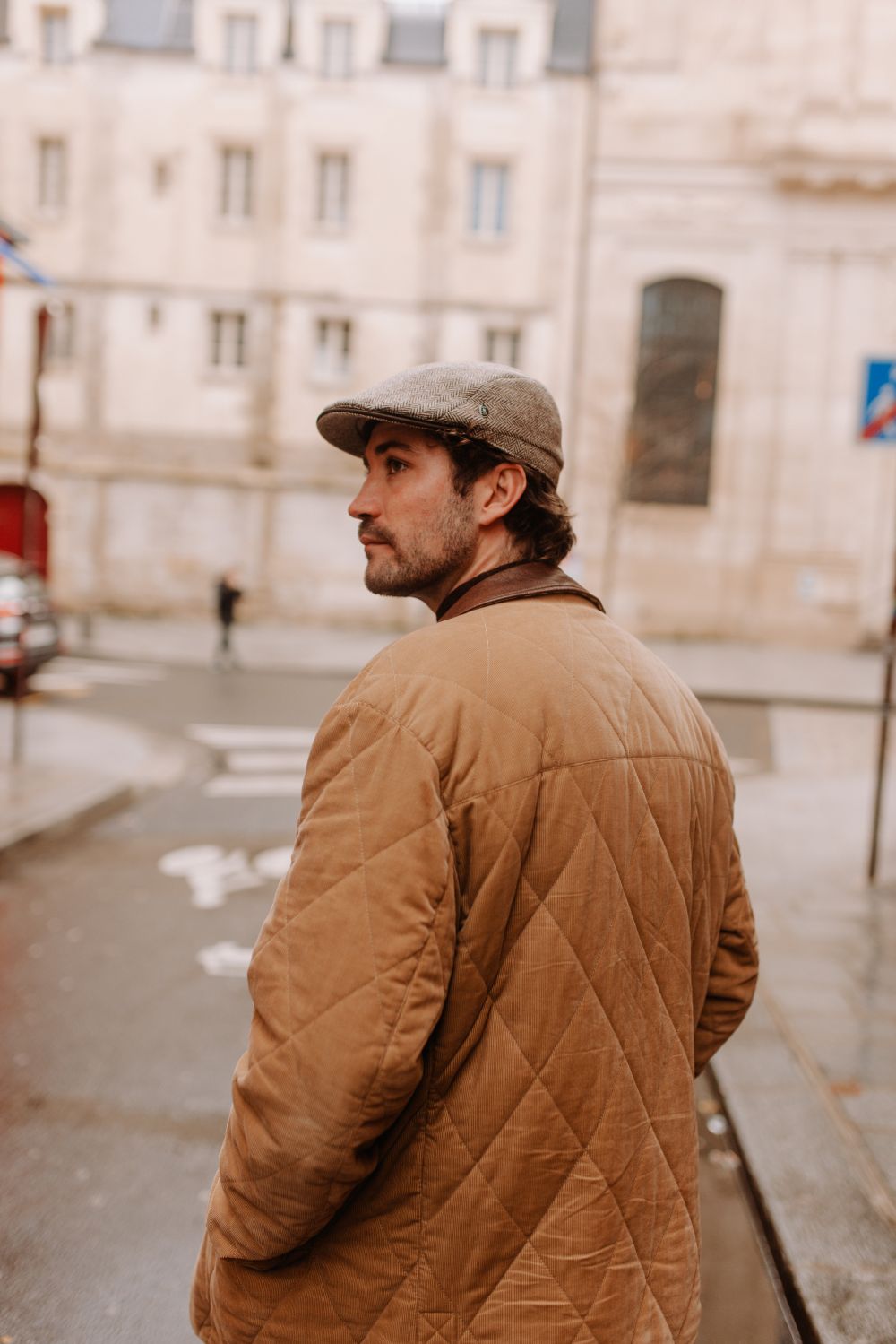 Dark brown flat cap.